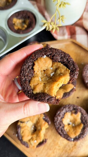 A refined sugar free dessert for the win 🙌 If you can’t decide between cookies and brownies, then Brookies are the answer 😍 you’ll definitely want to save this recipe! It’s a healthier recipe because I use coconut sugar as the sweetener (which tastes like brown sugar), there’s also no seed oils, etc. Just real, natural, wholesome ingredients!Comment RECIPE for the link to be sent to your messages! That way you will be able to print off the recipe card (if you want) and use it as often as you like!#brookies #brownies #cookies #refinedsugarfree #coconutsugar #healthydessert #pcosdessert #healthyrecipe #norefinedsugar #naturallysweetened #eeeeeats #eeeeats #tastydessert