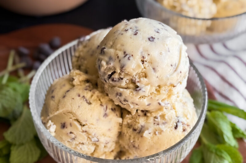 Healthy Mint Chip Ice Cream (naturally sweetened, no dye, and using fresh mint leaves!)