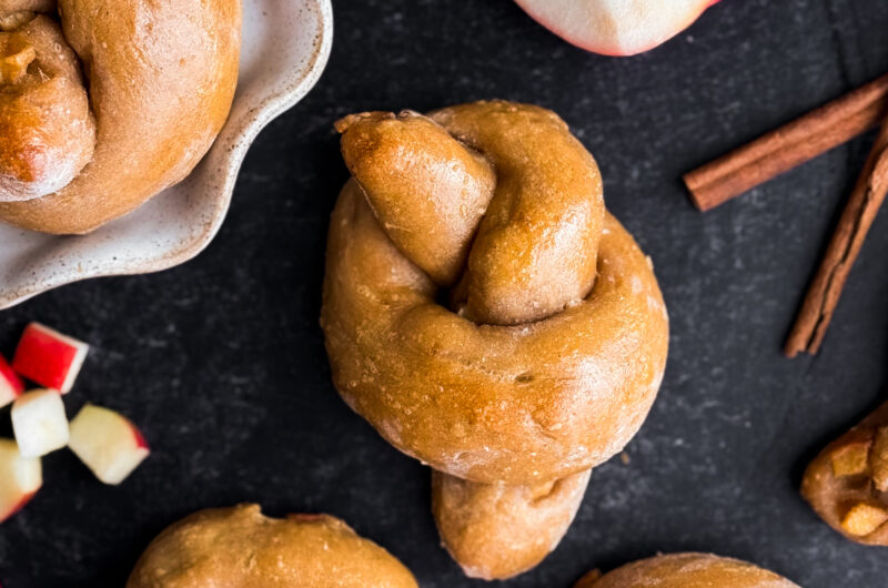 High-Protein Apple Cinnamon Bagel Knots