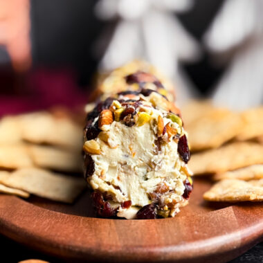 Christmas Cheese Log - a perfect easy and quick appetizer for Christmas and new years eve!