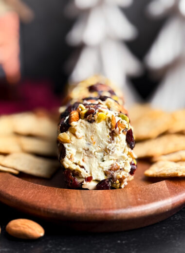 Christmas Cheese Log - a perfect easy and quick appetizer for Christmas and new years eve!
