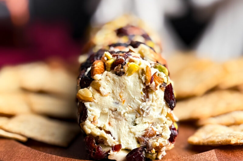 Christmas Cheese Log - a perfect easy and quick appetizer for Christmas and new years eve!