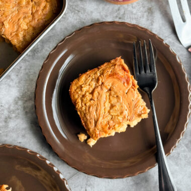 An easy, healthy, and flavorful baked oatmeal recipe that's great for meal-prepping. Great for PCOS, women with hormone issues, gut health issues, and more.