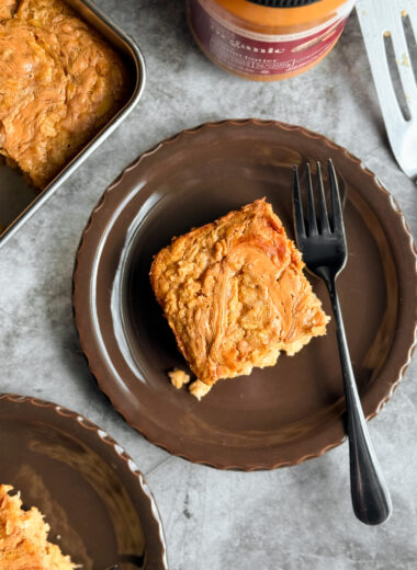 An easy, healthy, and flavorful baked oatmeal recipe that's great for meal-prepping. Great for PCOS, women with hormone issues, gut health issues, and more.