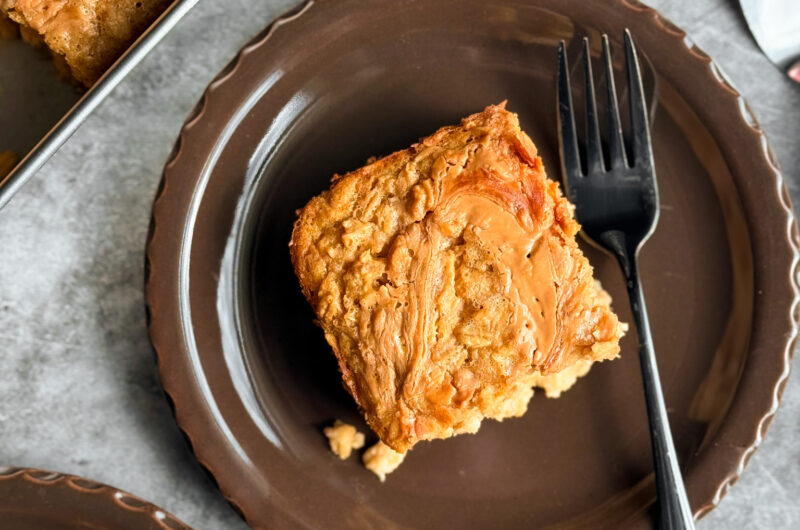 An easy, healthy, and flavorful baked oatmeal recipe that's great for meal-prepping. Great for PCOS, women with hormone issues, gut health issues, and more.